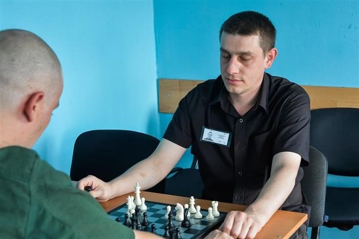 Заключенные играют здесь в шахматы.