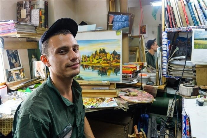 Еще одна комната выделена для заключенных, которые рисуют.