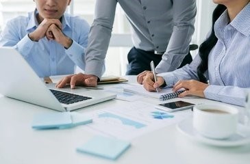 Это происходит потому, что компания не наносит себе ущерба. Если только не решит завоевать весь рынок (что бывает крайне редко). Так почему же экстравагантные компании дают покупателям столько отсрочек, чтобы те могли рискнуть? Все просто. Этот риск (инфляция, потеря денег) заложен в стоимость товара. В этом случае риск компании минимален. Таким образом, «и волки сыты, и овцы целы»: покупатель неосознанно знает, что приобрел дорогой товар (а ведь его еще нужно продать!) ), селекционная компания знает, что риск минимален. Но даже сейчас мы можем посмотреть дальше. Конечный потребитель. Этот товар появляется в точке продаж - в магазине. Розничный продавец, купивший его по завышенной цене (и получивший неплохую отсрочку), имеет этот товар и выставляет его по более высокой цене. Хотя он никогда не завышал ее и получал нормальную норму прибыли. Однако рыночная цена была очень высокой! Производители, купившие аналогичный товар по более низкой цене (но получившие отсрочку, которая была отложена, например, на один месяц вместо шести месяцев), получили более низкую конечную цену продажи. Вы можете себе представить, что делает покупатель (если товары одинакового качества, но по существенно разным ценам) и кто быстрее отказывается от товара, а кто ставит его на полки. Снижение прибыли в странах-корпорациях и, соответственно, снижение прибыли в корпоративном секторе. Это просто размышления. Вы можете спросить, а что здесь нового? Ответ: ничего нового: у KTS-Pro своя политика.